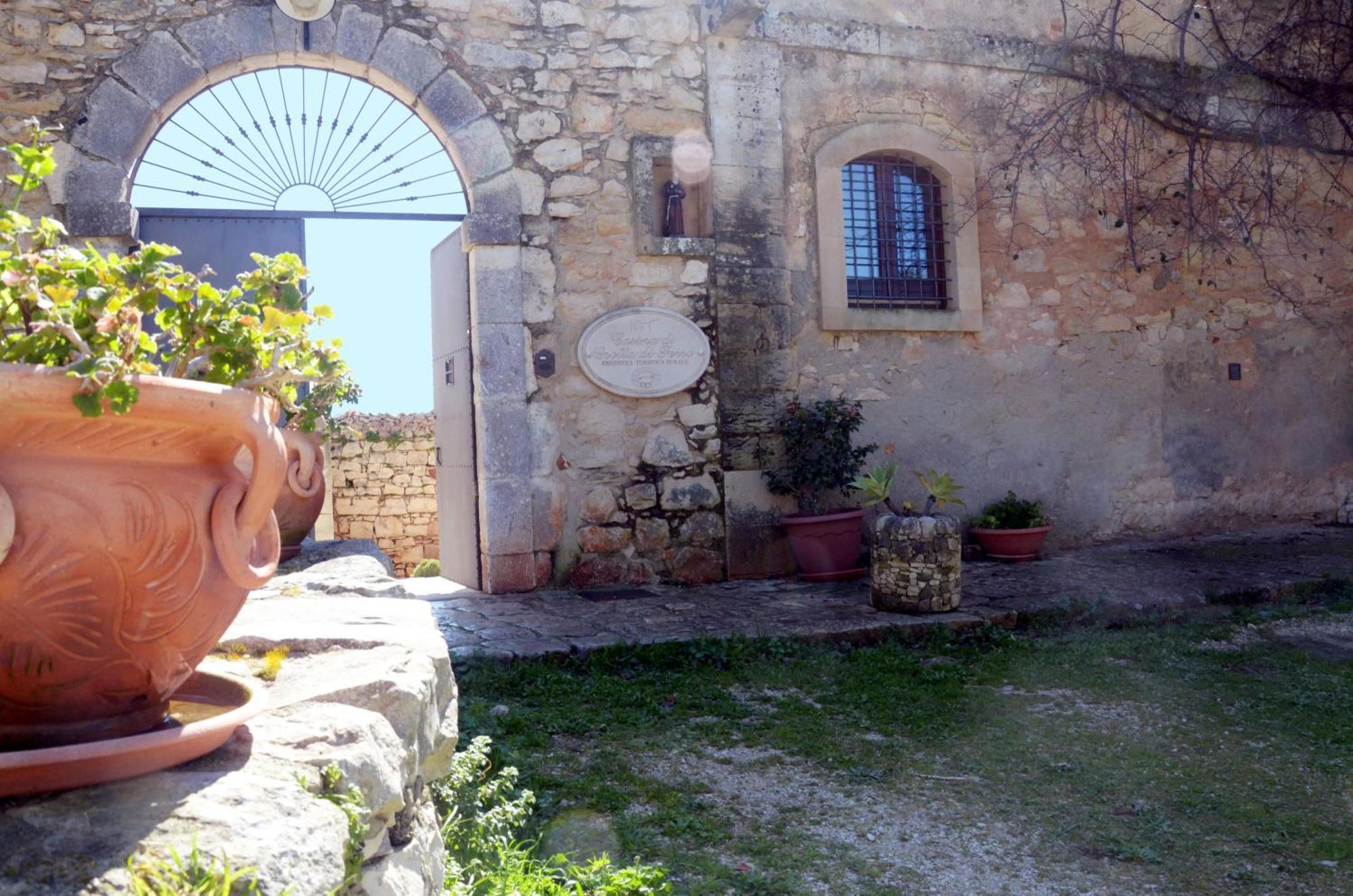 Casina Di Grotta Di Ferro Guest House Santa Croce Camerina Eksteriør bilde